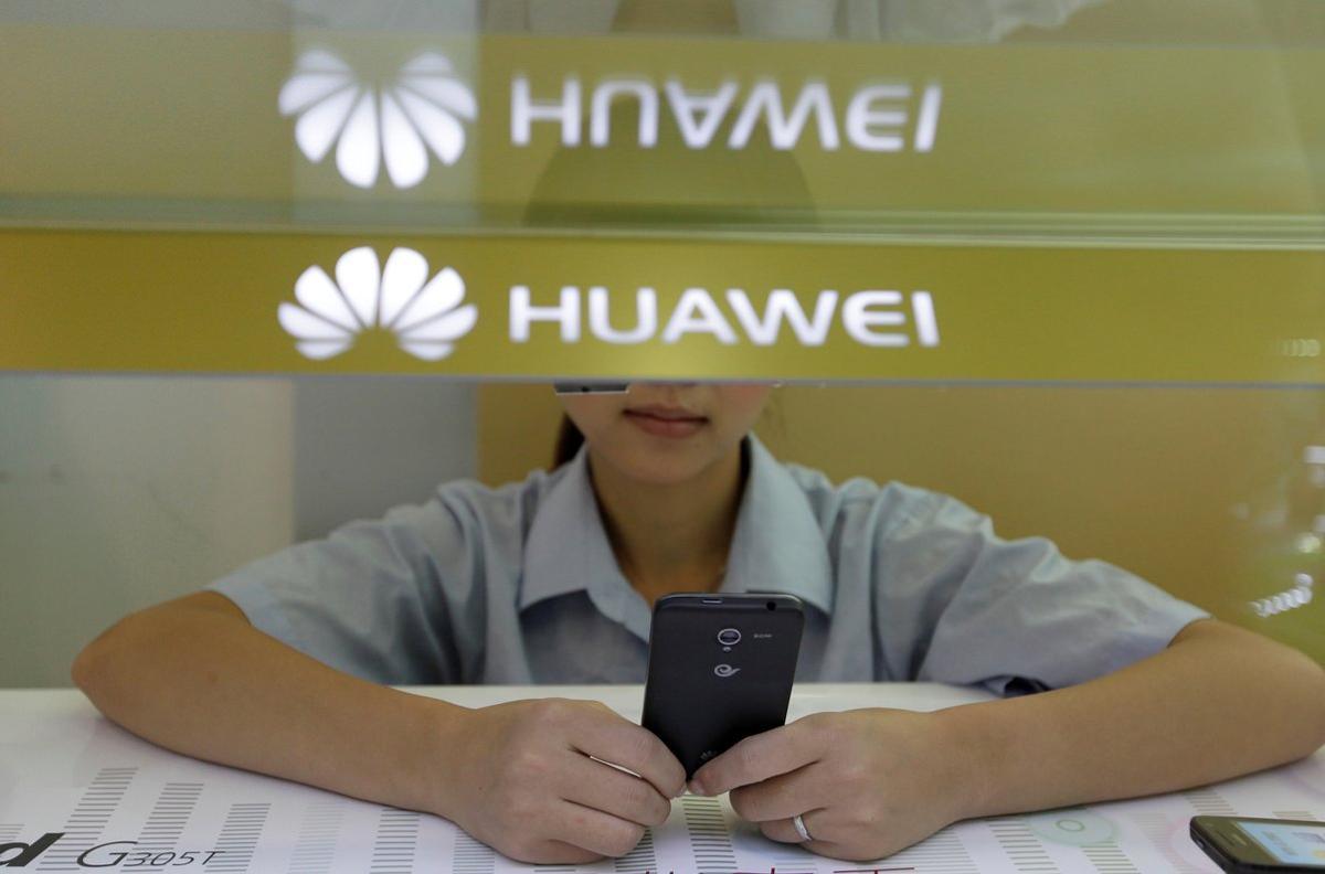 Proveedor de Huawei multará a empleados que compre iPhones