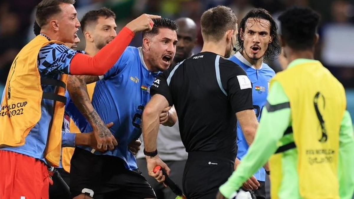 Giménez y Cavani increpan al árbitro tras el choque contra Ghana del pasado Mundial. Giménez y Cavani increpan al árbitro tras el choque contra Ghana del pasado Mundial.