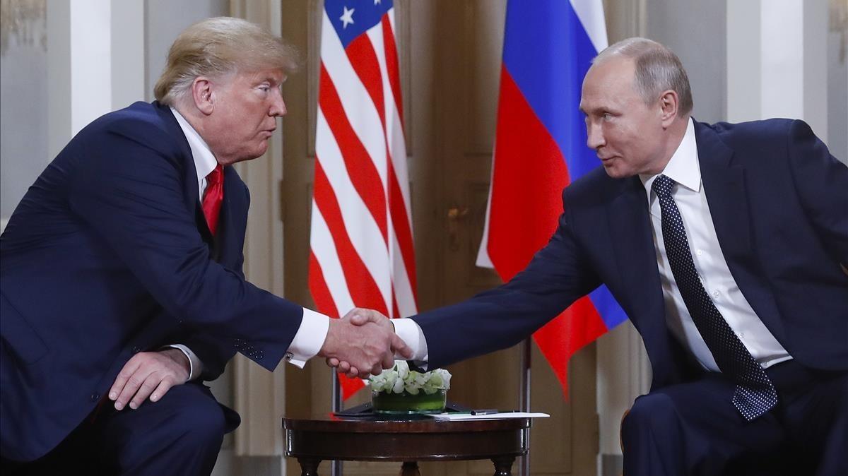 Trump y Putin se saludan en Helsinki.