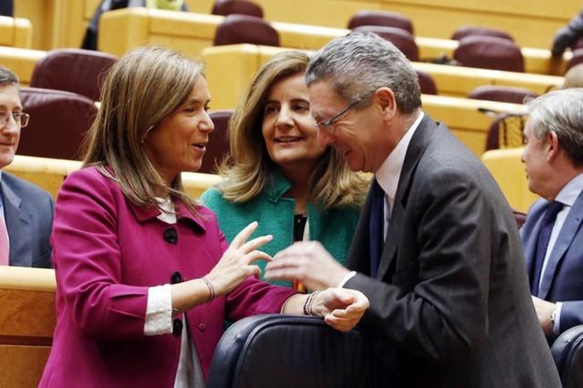 Ana Mato, Fátima Báñez y Alberto Ruiz-Gallardón, durante la sesión. Ana Mato, Fátima Báñez y Alberto Ruiz-Gallardón, durante la sesión.