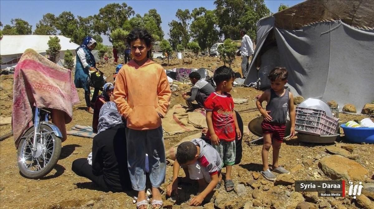 Desplazados procedentes de la provincia de Daraa que se han refugiado en el campo de Quneitra, cerca de los Altos del Golán ocupados por Israel, esta semana. Desplazados procedentes de la provincia de Daraa que se han refugiado en el campo de Quneitra, cerca de los Altos del Golán ocupados por Israel, esta semana.