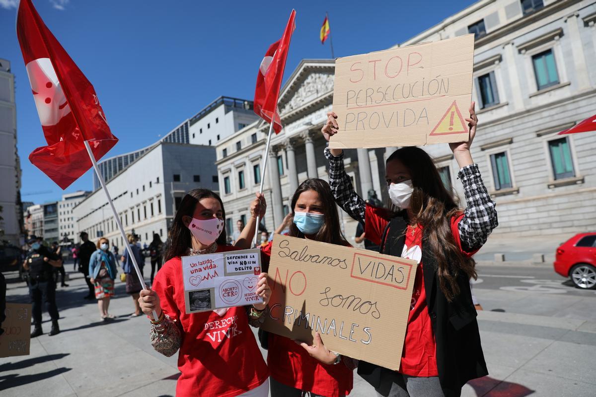 Activistas de Derecho a Vivir se manifiestan frente al Congreso en contra de la proposición de ley que prevé penalizar el acoso en las clínicas abortivas. Activistas de Derecho a Vivir se manifiestan frente al Congreso en contra de la proposición de ley que prevé penalizar el acoso en las clínicas abortivas.