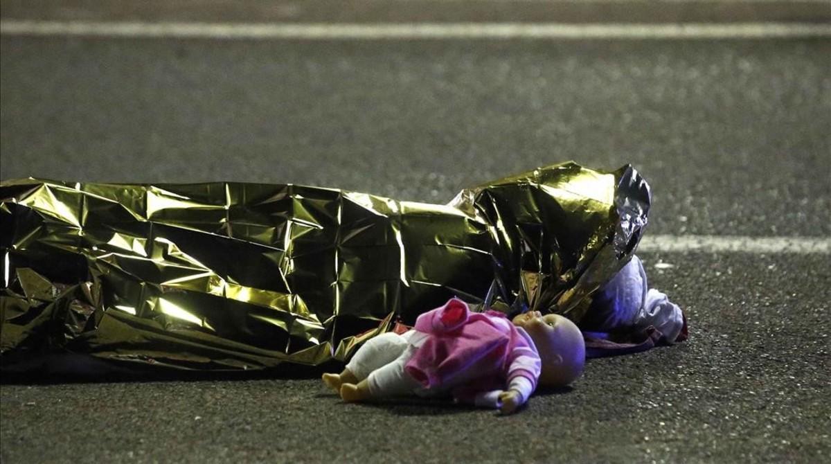 Un cuerpo de un menor, junto a una muñeca, yace en el suelo sin vida, en Niza.