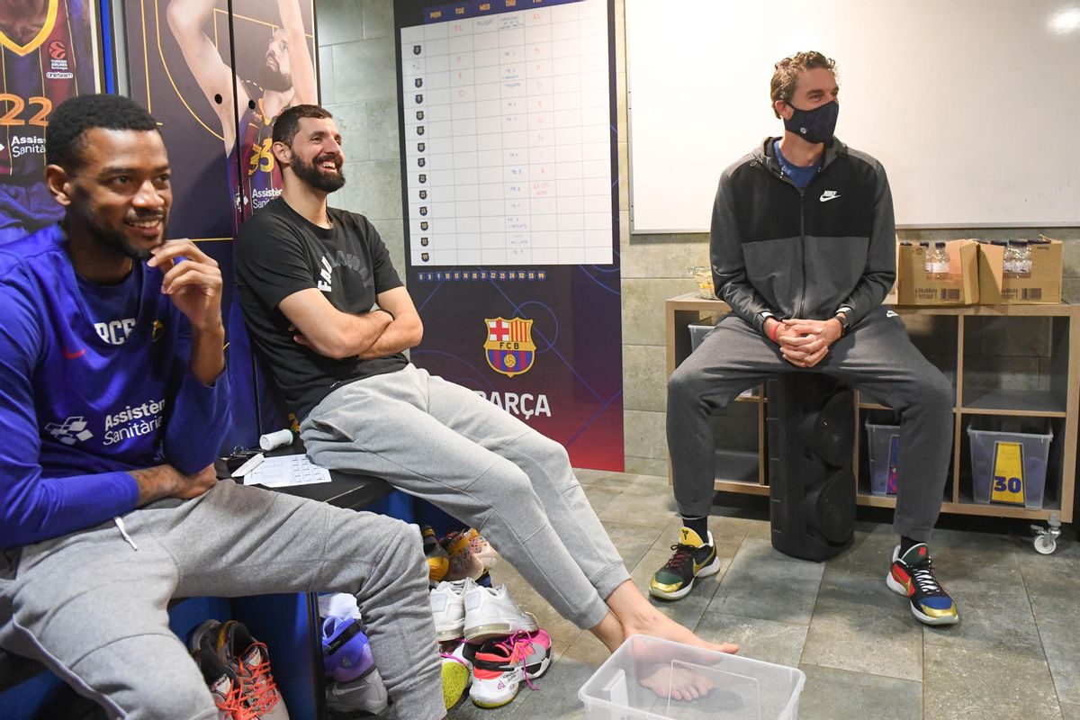 Pau Gasol, en la imagen junto a Mirotic y Higgins, en un momento de su visita a la plantilla azulgrana Pau Gasol, en la imagen junto a Mirotic y Higgins, en un momento de su visita a la plantilla azulgrana