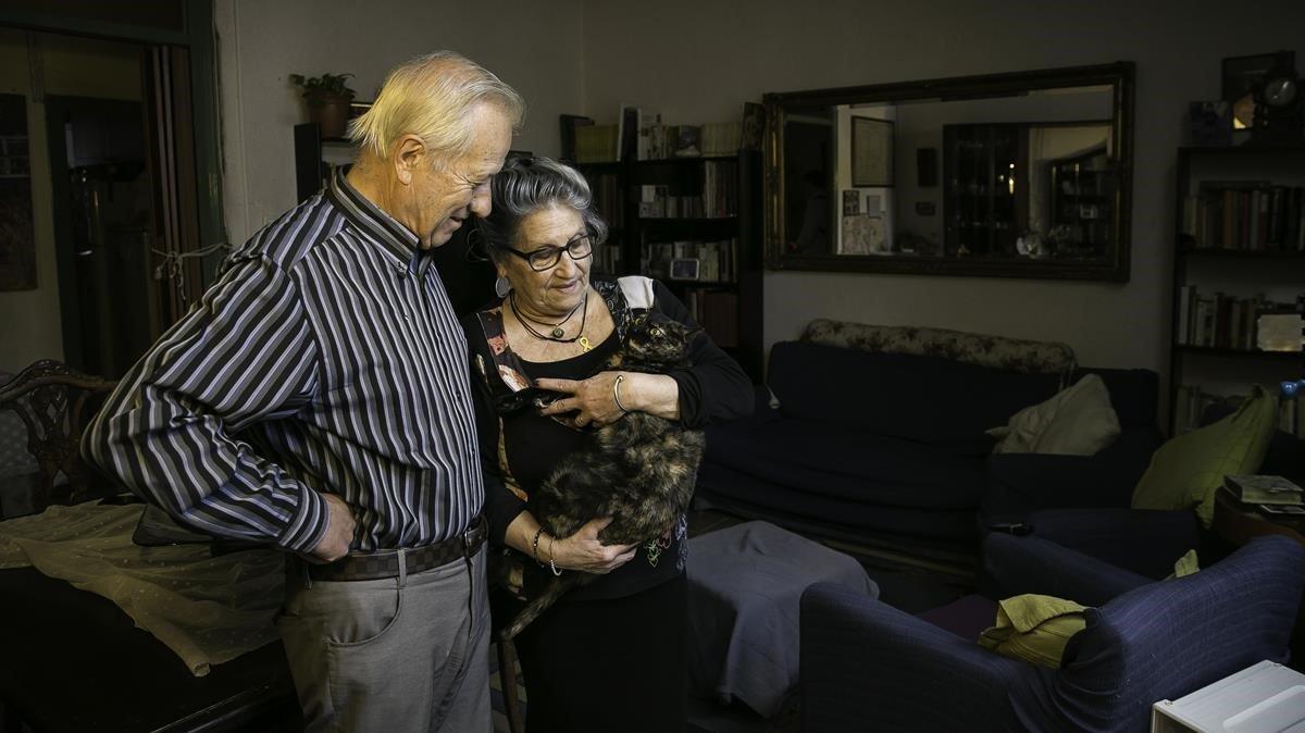 Montse y Joan, en el salón de su piso de la calle del Pi, donde residen desde 1957.