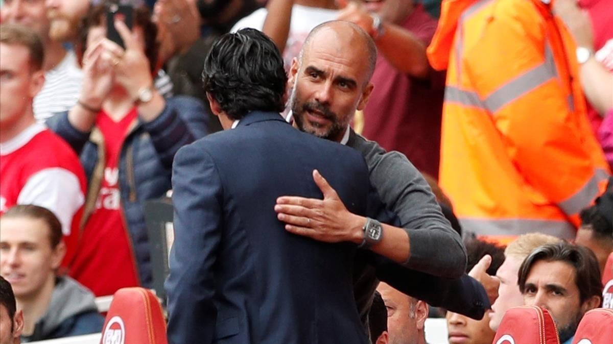 Pep Guardiola y Unai Emery (de espaldas) se saludan antes del Arsenal-Manchester City. Pep Guardiola y Unai Emery (de espaldas) se saludan antes del Arsenal-Manchester City.