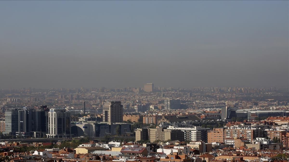 Madrid, en una mañana con los niveles de contaminación elevados. Madrid, en una mañana con los niveles de contaminación elevados.
