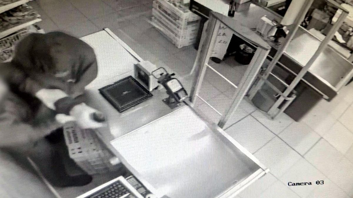 Una cámara de seguridad graba al supuesto atracador en uno de los supermercados del barrio de Bellvitge de L’Hospitalet. Una cámara de seguridad graba al supuesto atracador en uno de los supermercados del barrio de Bellvitge de L’Hospitalet.