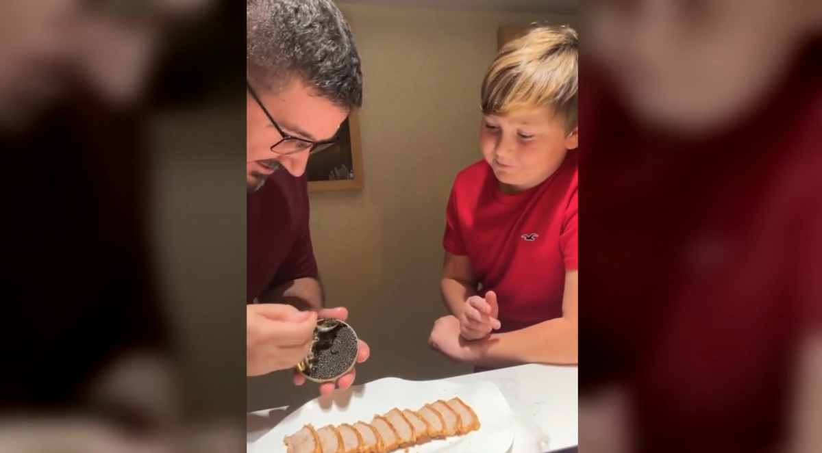 Dani García, rematando los chicharrones recién cocinados. Dani García, rematando los chicharrones recién cocinados.