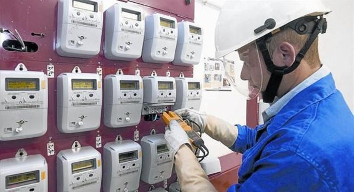 Un operario de Endesa instala contadores digitales inteligentes. Un operario de Endesa instala contadores digitales inteligentes.