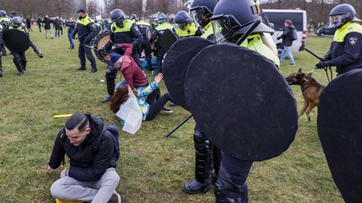 La Policía disuelve la protesta contra las restricciones en La Haya. La Policía disuelve la protesta contra las restricciones en La Haya.