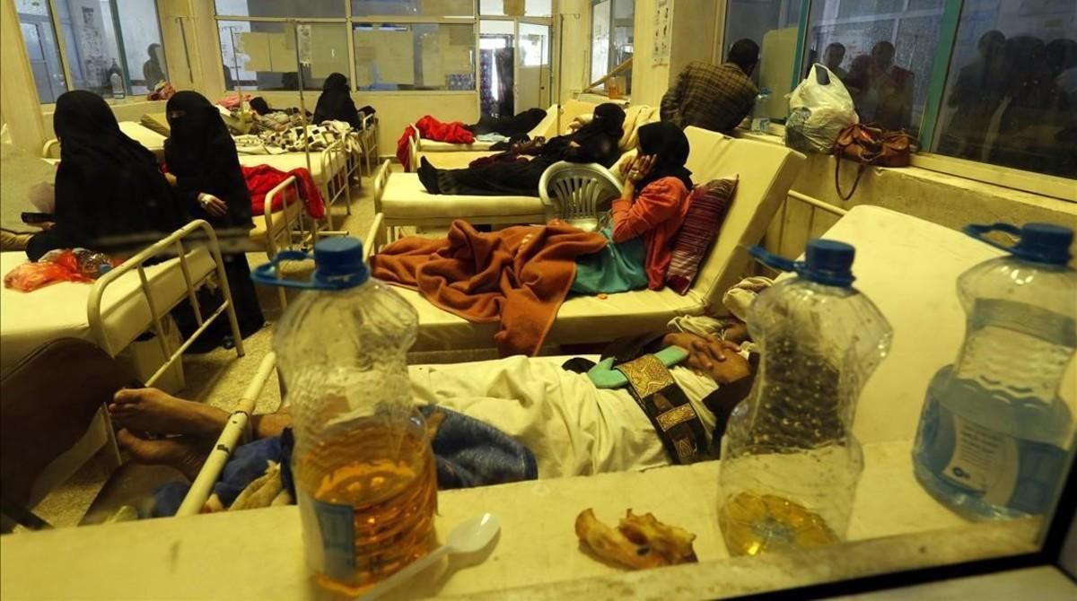 Yemenís contagiados por el colera reciben tratamiento en un hospital de Saná. Yemenís contagiados por el colera reciben tratamiento en un hospital de Saná.