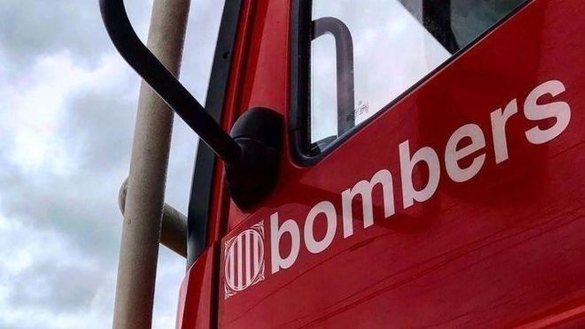 Los Bomberos atienden un centenar de avisos por las rachas de viento que afectan a Catalunya Los Bomberos atienden un centenar de avisos por las rachas de viento que afectan a Catalunya