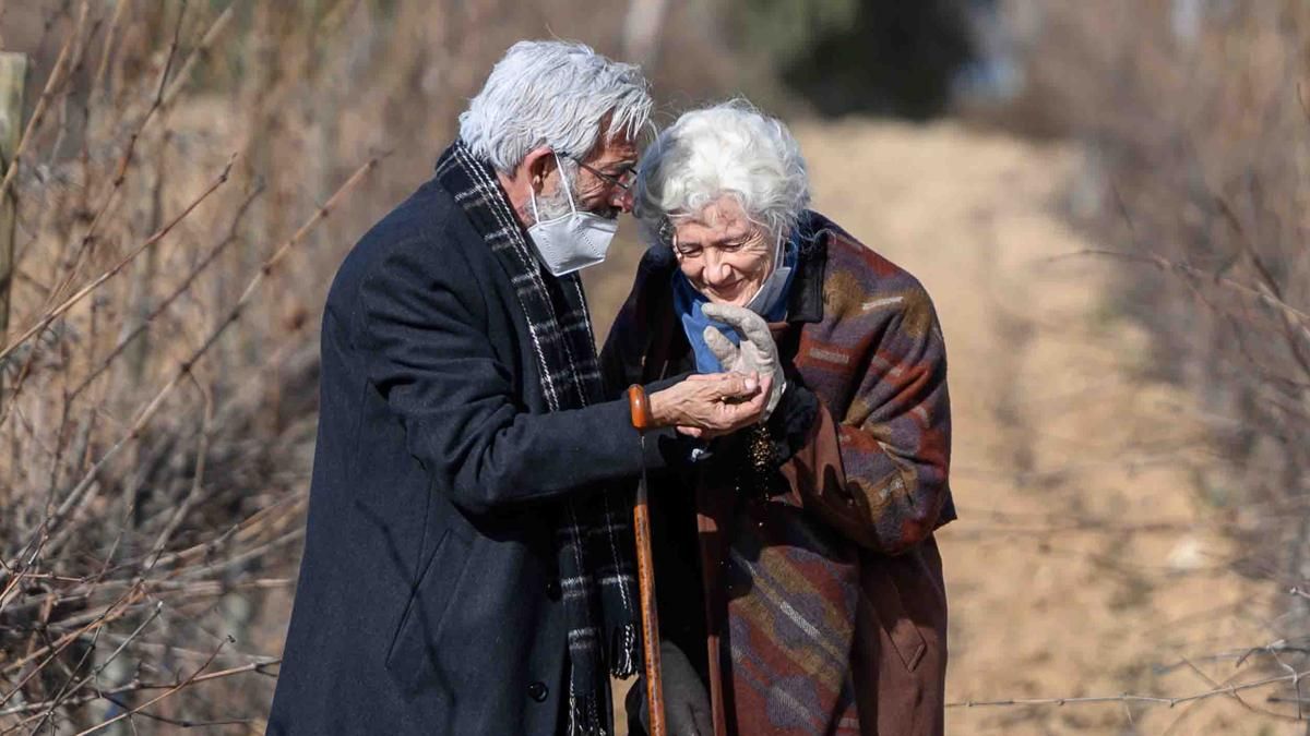Imanol Arias y Ana Duato, caracterizados de ancianos en ’Cuéntame’. Imanol Arias y Ana Duato, caracterizados de ancianos en ’Cuéntame’.