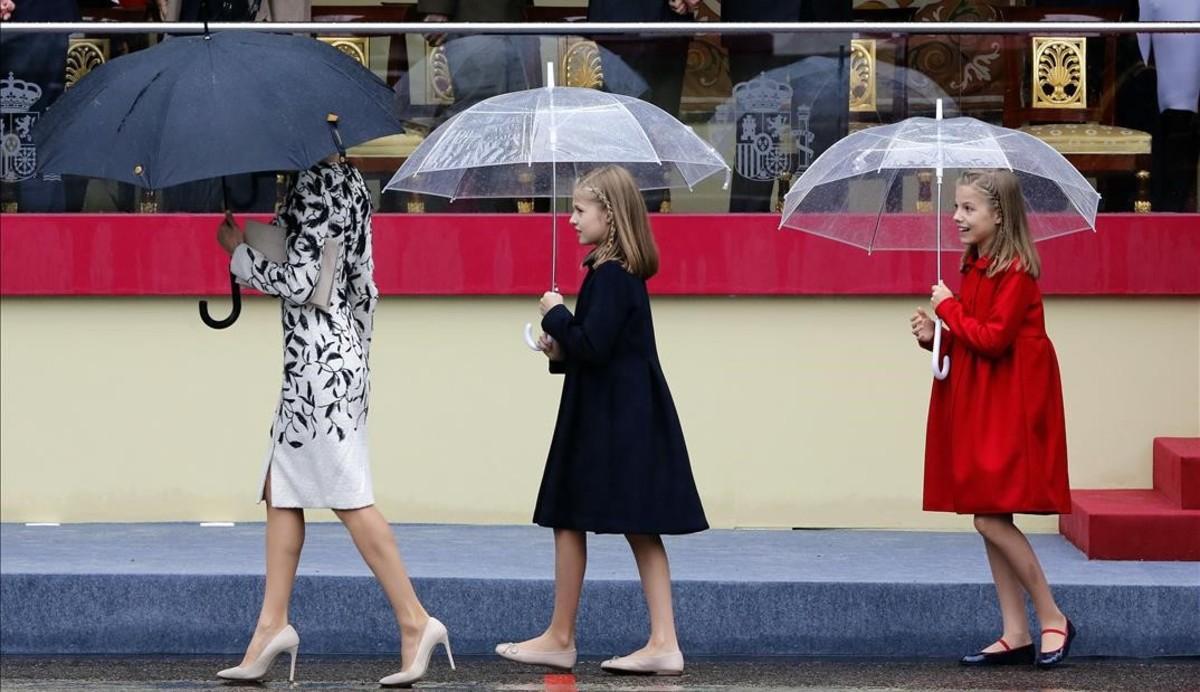 La reina Letizia, la princesa Leonor y la infanta Sofía, durante el desfile.