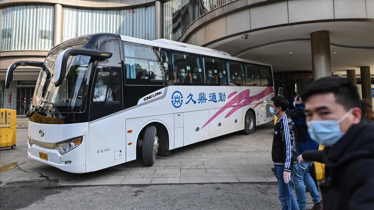 Los miembros del equipo de la Organización Mundial de la Salud (OMS) que investigan los orígenes de la pandemia del coronavirus Covid-19 parten en un autobús después de completar su cuarentena en Wuhan.