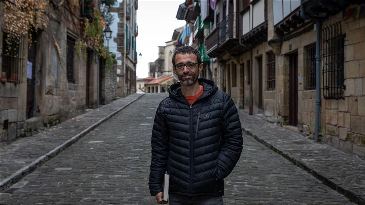 El novelista vasco Ibon Martín, autor de ’La hora de las gaviotas’, en Hondarribia. El novelista vasco Ibon Martín, autor de ’La hora de las gaviotas’, en Hondarribia.