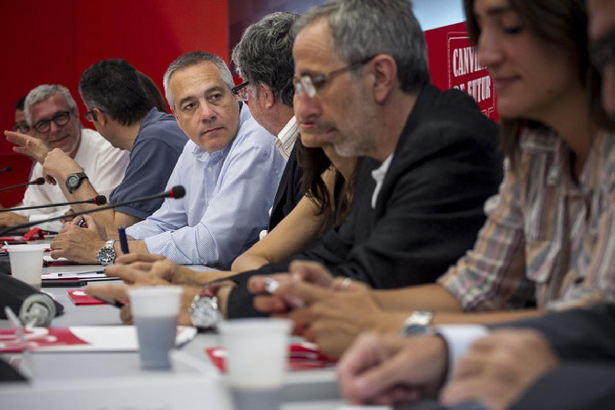 Pere Navarro junto al resto de dirigentes de la ejecutiva socialista, ayer, en la sede del PSC.