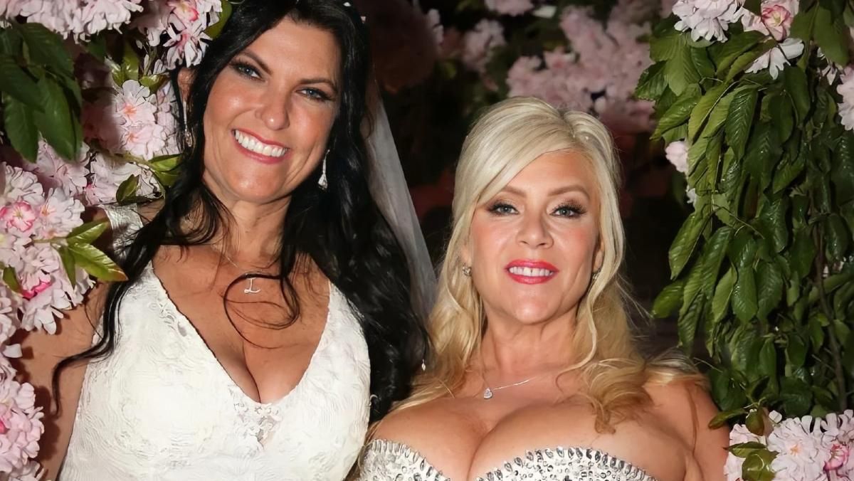 Samantha Fox junto a su mujer Linda Olsen el día de su boda. Samantha Fox junto a su mujer Linda Olsen el día de su boda.