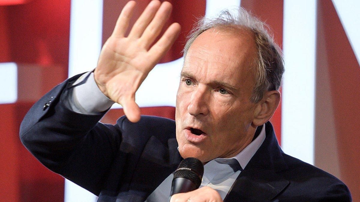 Tim Berners-Lee, durante un discurso en el CERN con motivo del 30º aniversario de la Web. Tim Berners-Lee, durante un discurso en el CERN con motivo del 30º aniversario de la Web.