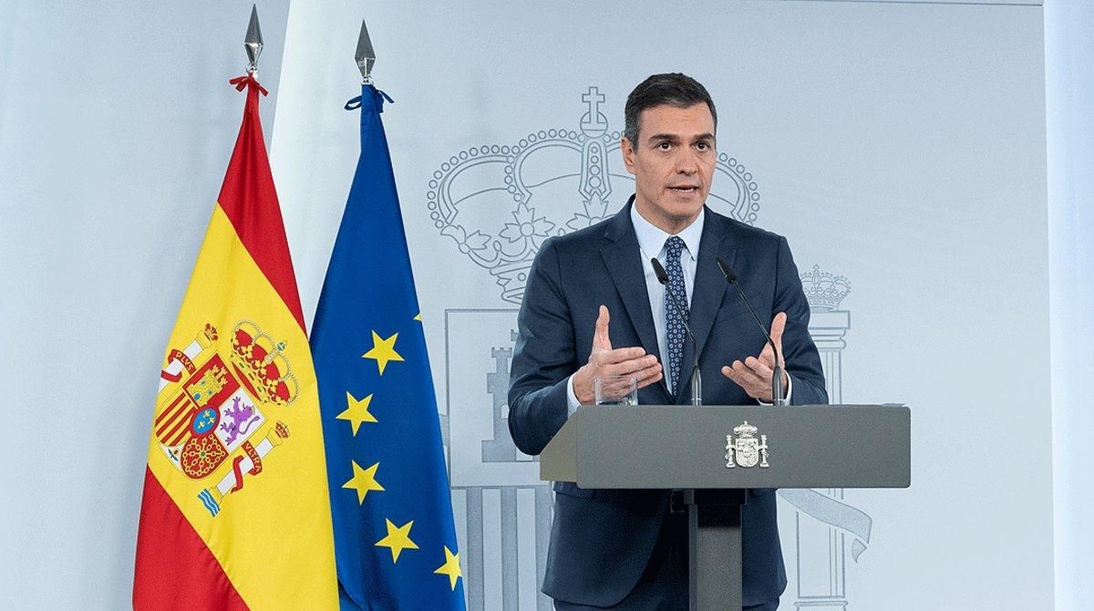El presidente del Gobierno, Pedro Sánchez, durante la rueda de prensa en la que ha detallado el nuevo estado de alarma, este sábado. El presidente del Gobierno, Pedro Sánchez, durante la rueda de prensa en la que ha detallado el nuevo estado de alarma, este sábado.