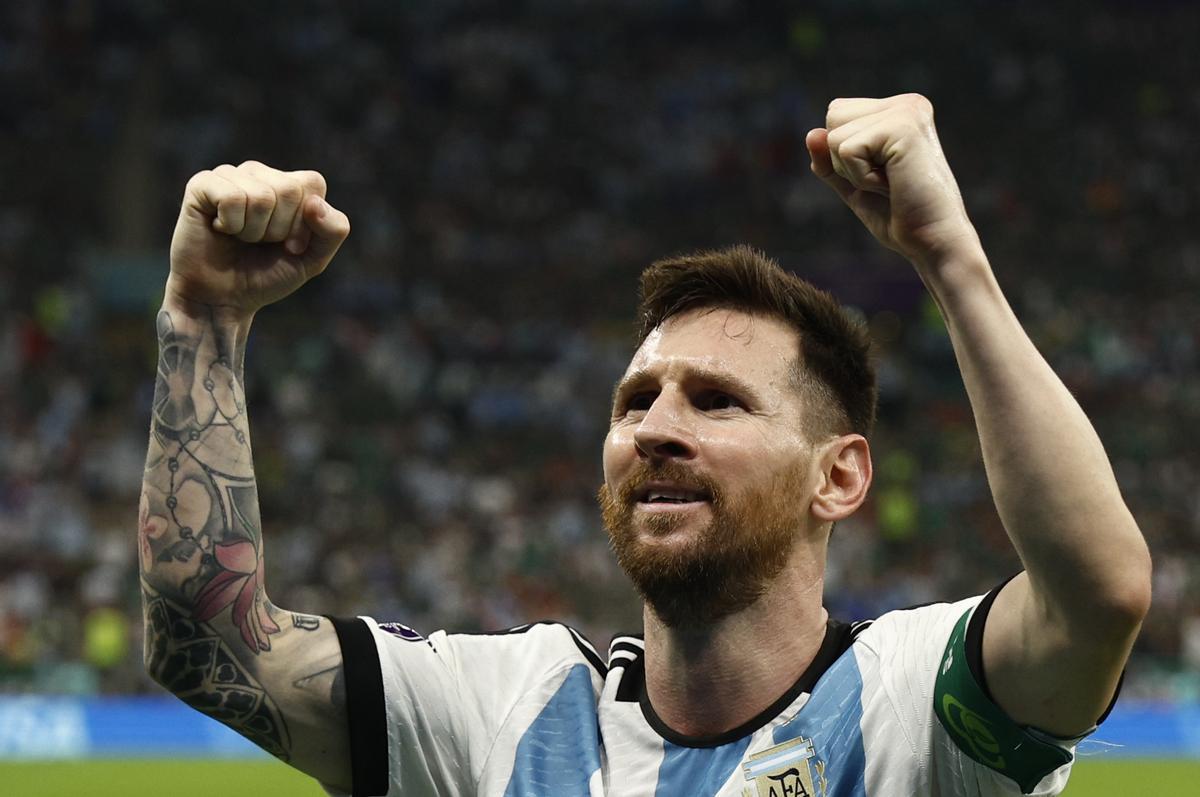 Messi festeja con la grada argentina el gol que anotó ante México.