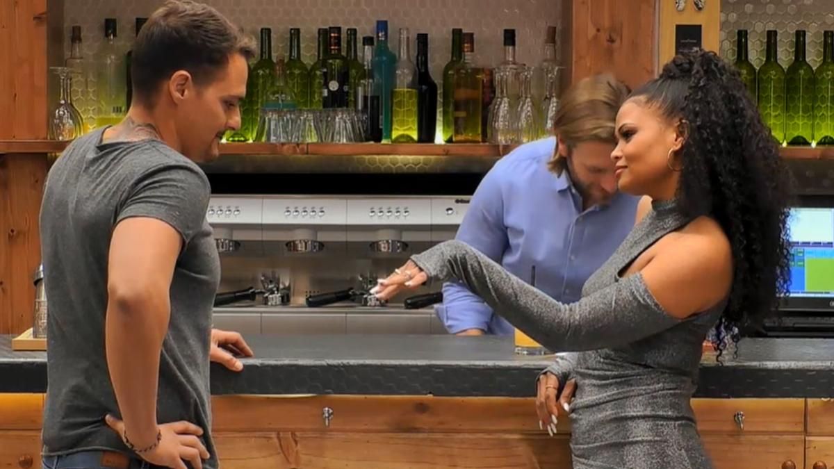 La confesión sexual de Lissy en 'First Dates': "Cuando me estreso, me masturbo" La confesión sexual de Lissy en 'First Dates': "Cuando me estreso, me masturbo"