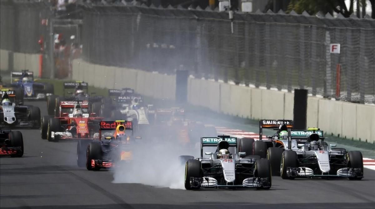Lewis Hamilton clava los frenos en la primera curva del GP de México. Lewis Hamilton clava los frenos en la primera curva del GP de México.