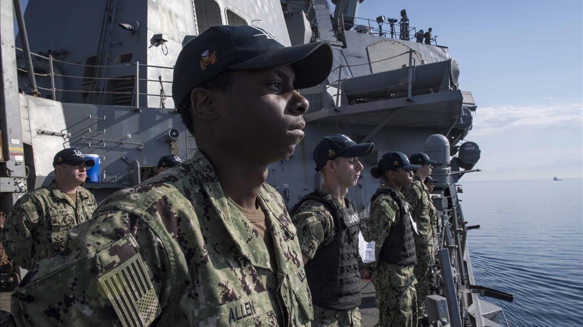 Marines de la Armada de EEUU, en la cubierta del ’USS Donald Cook’, en dirección a Siria.