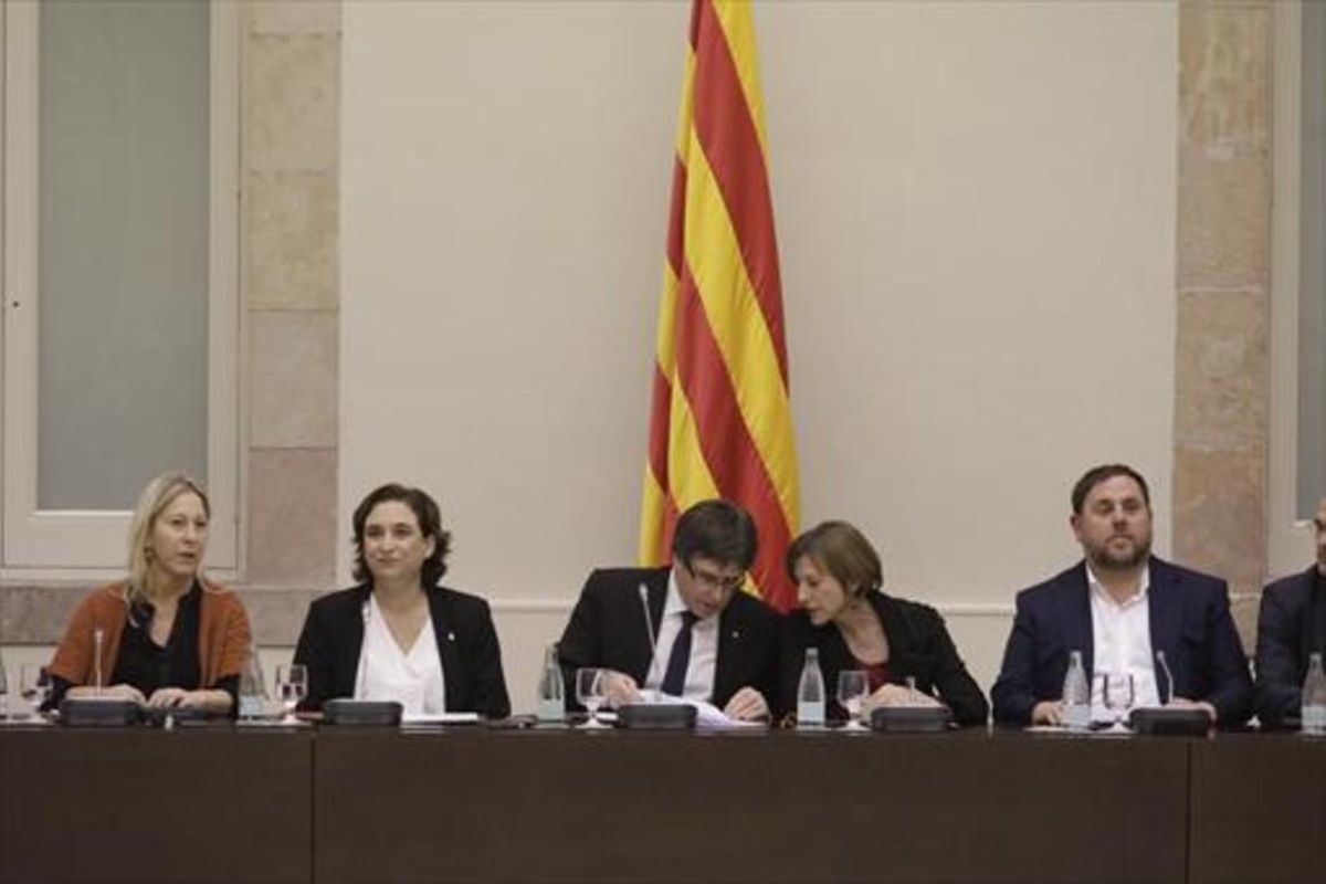 Munté, Colau, Puigdemont, Forcadell y Junqueras, en la cumbre por el referéndum del pasado 23 de diciembre. Munté, Colau, Puigdemont, Forcadell y Junqueras, en la cumbre por el referéndum del pasado 23 de diciembre.