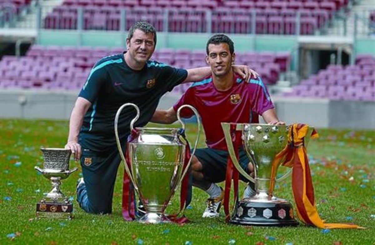 Padre e hijo: Carlos (preparador de porteros) y Sergio Busquets. Padre e hijo: Carlos (preparador de porteros) y Sergio Busquets.