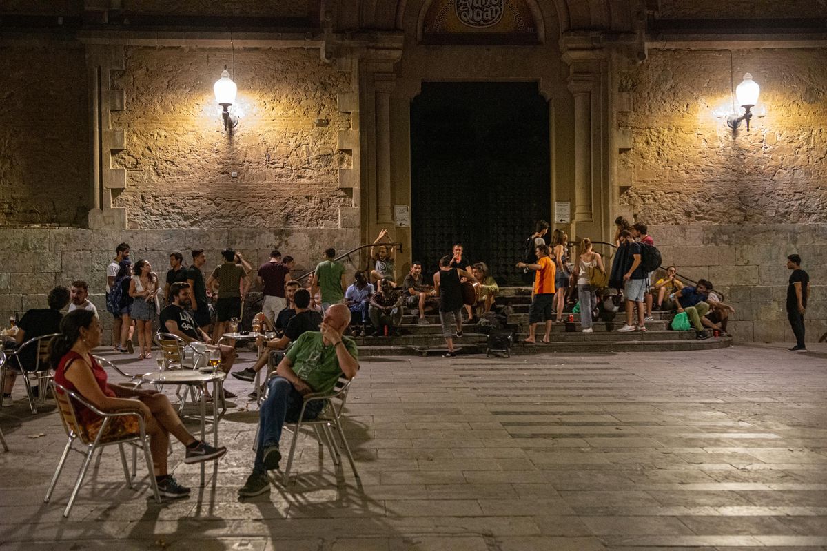 Ambiente en la plaza de la Virreina, en Gràcia. Ambiente en la plaza de la Virreina, en Gràcia.