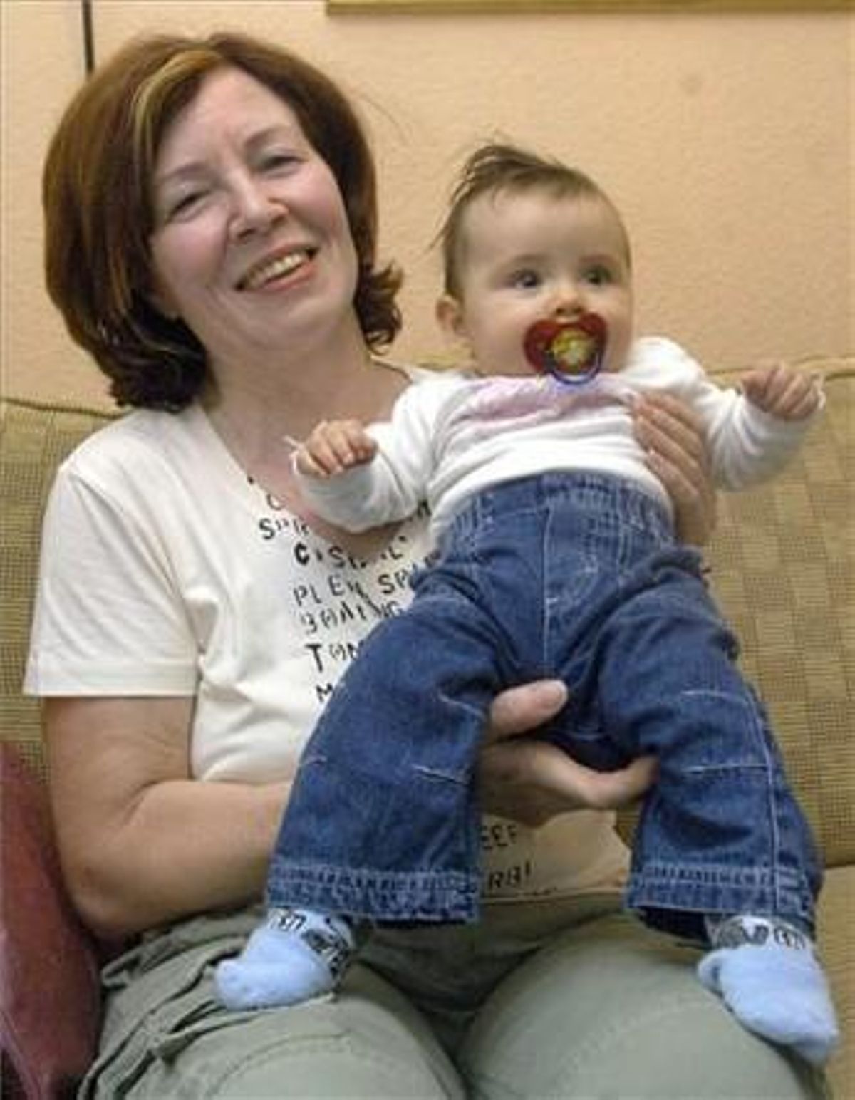 Annegret Raunigk con la hija que tuvo a los 55 años, Leila, en noviembre del 2005. Annegret Raunigk con la hija que tuvo a los 55 años, Leila, en noviembre del 2005.