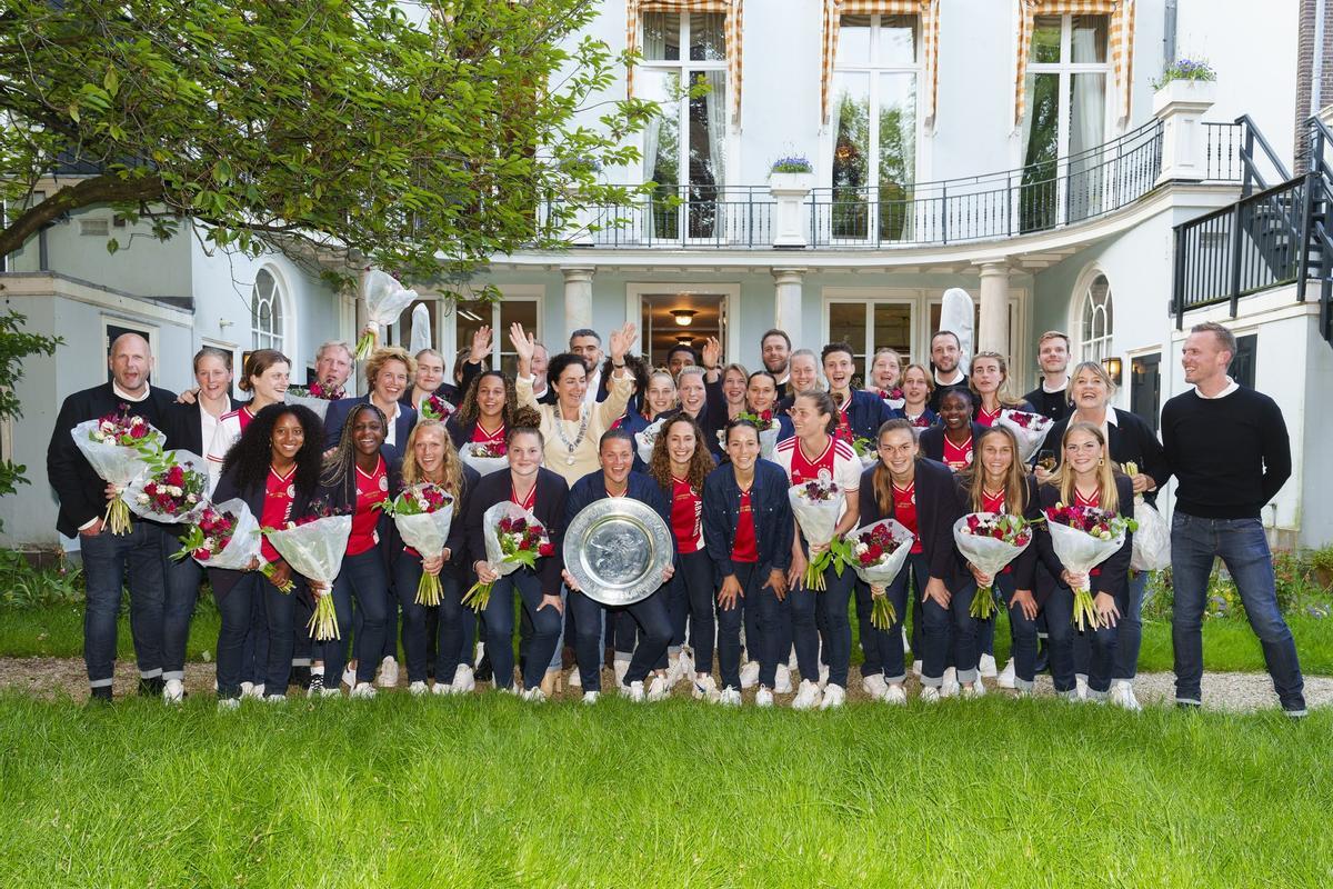 L’Ajax rebutja celebrar la lliga de l’equip femení per la mala trajectòria del masculí: «La celebració només hauria de ser per ells»