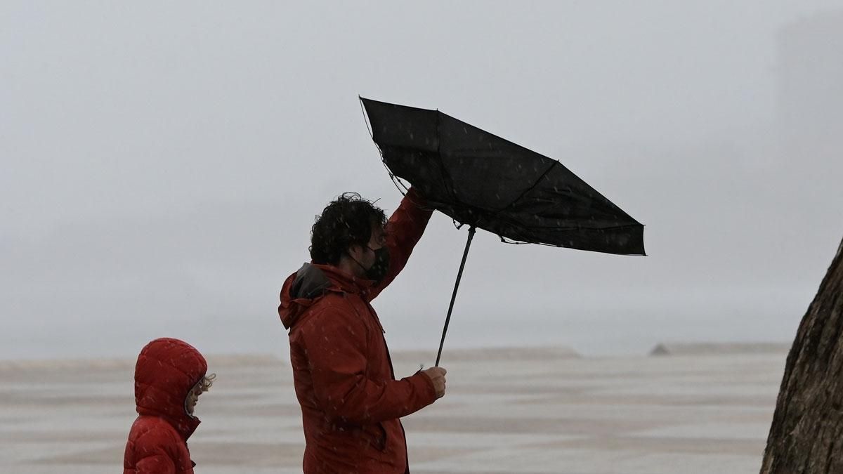 Dos personas caminan por la zona de las Esclavas, en A Coruña (Galicia), durante el temporal con fuertes rachas de viento que ha provocado la borrasca Barra. Dos personas caminan por la zona de las Esclavas, en A Coruña (Galicia), durante el temporal con fuertes rachas de viento que ha provocado la borrasca Barra.