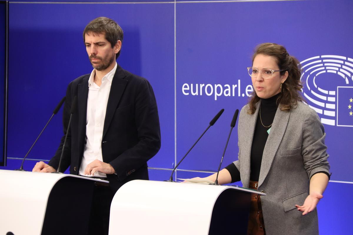 La teniente de alcaldía de Barcelona, Janet Sanz, junto al eurodiputado Ernest Urtasun (En Comú Podem), en el Parlamento Europeo sobre la normativa del alquiler turístico
