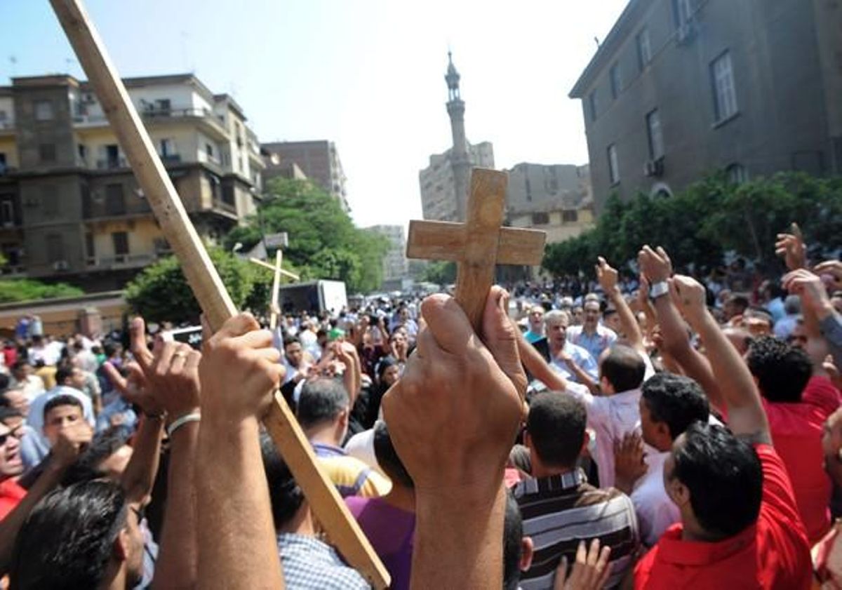 Centenares de personas protestan durante el funeral por los coptos fallecidos el domingo en los choques contra militares en el centro de El Cairo. Centenares de personas protestan durante el funeral por los coptos fallecidos el domingo en los choques contra militares en el centro de El Cairo.