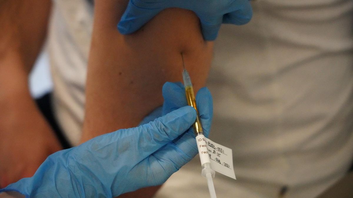 Un voluntario recibe una dosis vacuna alemana Curevac en el Hospital de Cruces de Bilbao, este lunes. Un voluntario recibe una dosis vacuna alemana Curevac en el Hospital de Cruces de Bilbao, este lunes.