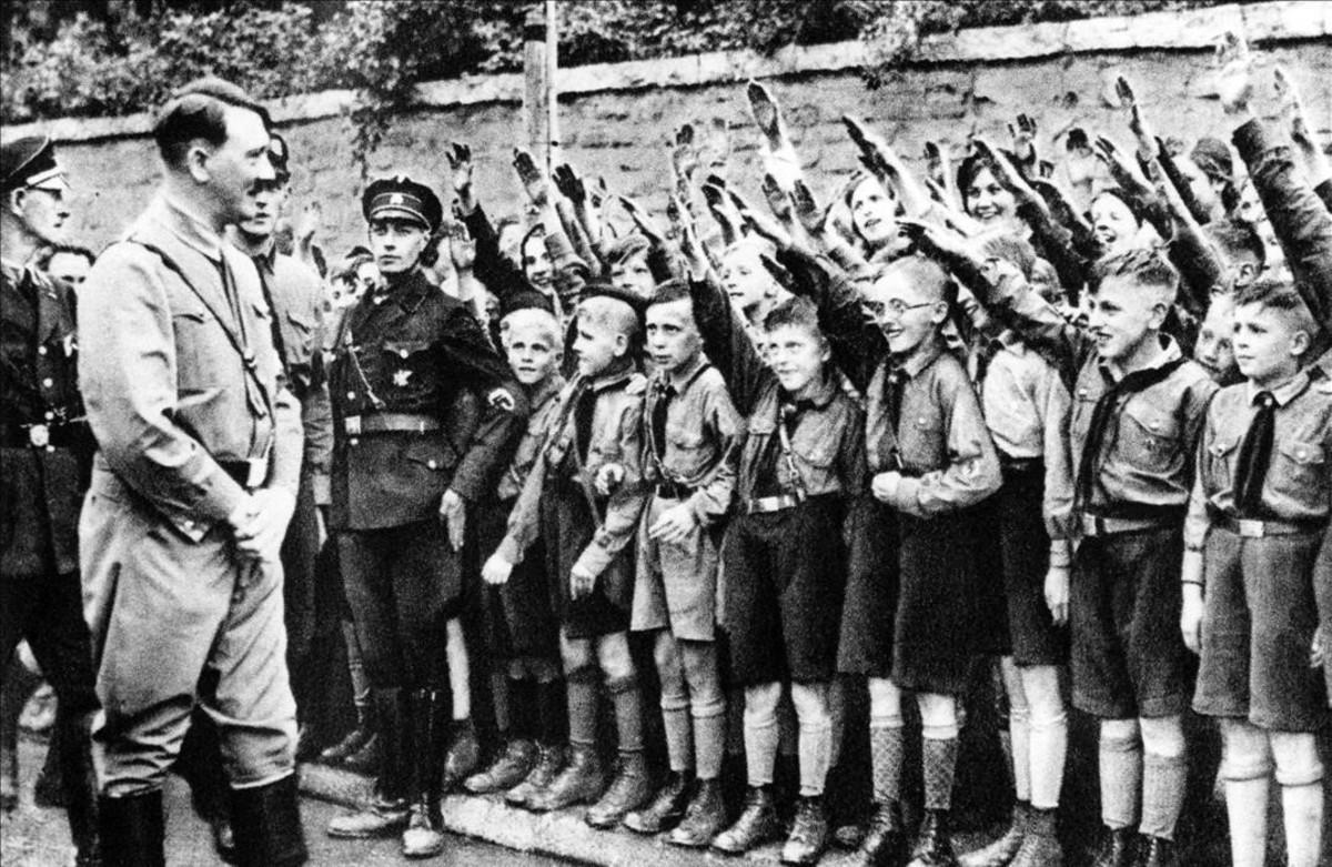 Hitler saluda a miembros de las Juventudes hitlerianas en Leipzig, en 1932. 