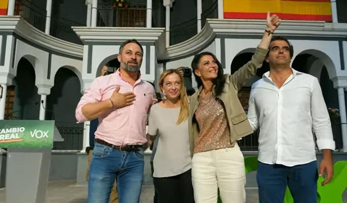 Santiago Abascal, líder de Vox; junto a Giorgia Meloni, de Fratelli d’Italia; la candidata a la Junta de Andalucía, Macarena Olona, y el candidato por Málaga, Antonio Sevilla.