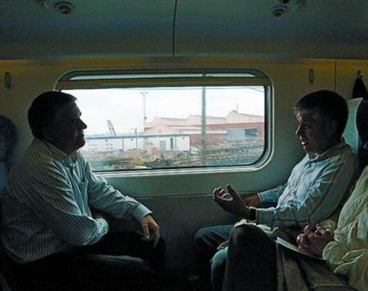 Pasajeros en un tren de media distancia. Pasajeros en un tren de media distancia.