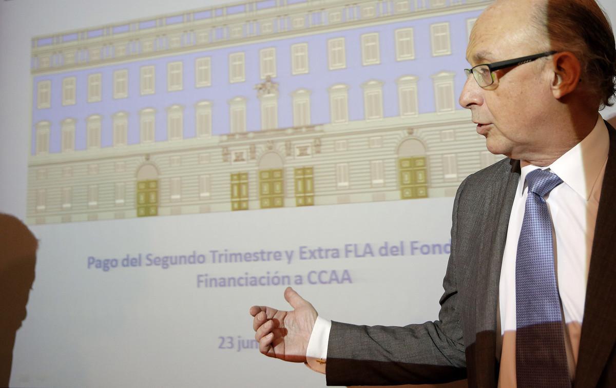 Cristóbal Montoro, ministro de Hacienda en funciones, en una rueda de prensa para informar sobre el FLA.
