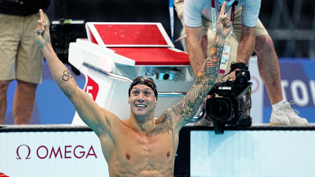 Caeleb Dressel celebra eufórico su medalla de oro en la final de los 100m estilo libre de los Juegos olimpicos Tokyo 2020 Caeleb Dressel celebra eufórico su medalla de oro en la final de los 100m estilo libre de los Juegos olimpicos Tokyo 2020