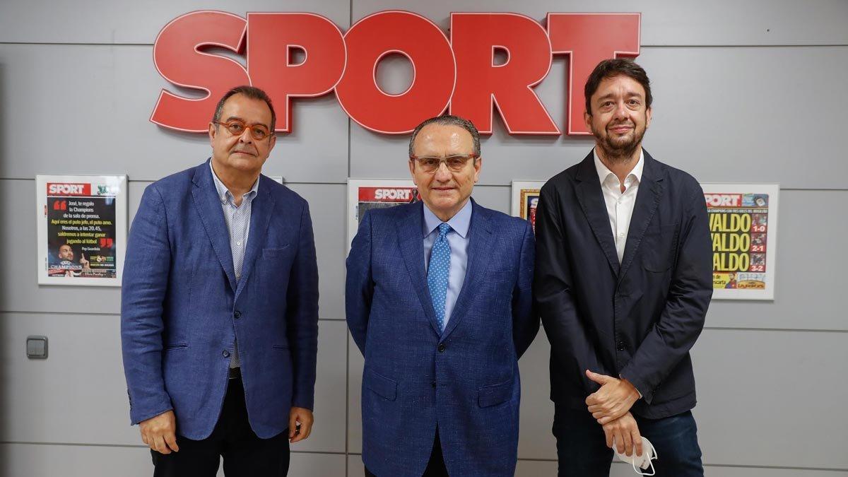 El director de EL PERIÓDICO DE CATALUNYA, Albert Sáez, y el presidente de Prensa Ibérica, Javier Moll, en el acto de sustitución del director de Sport, Ernest Folch.
