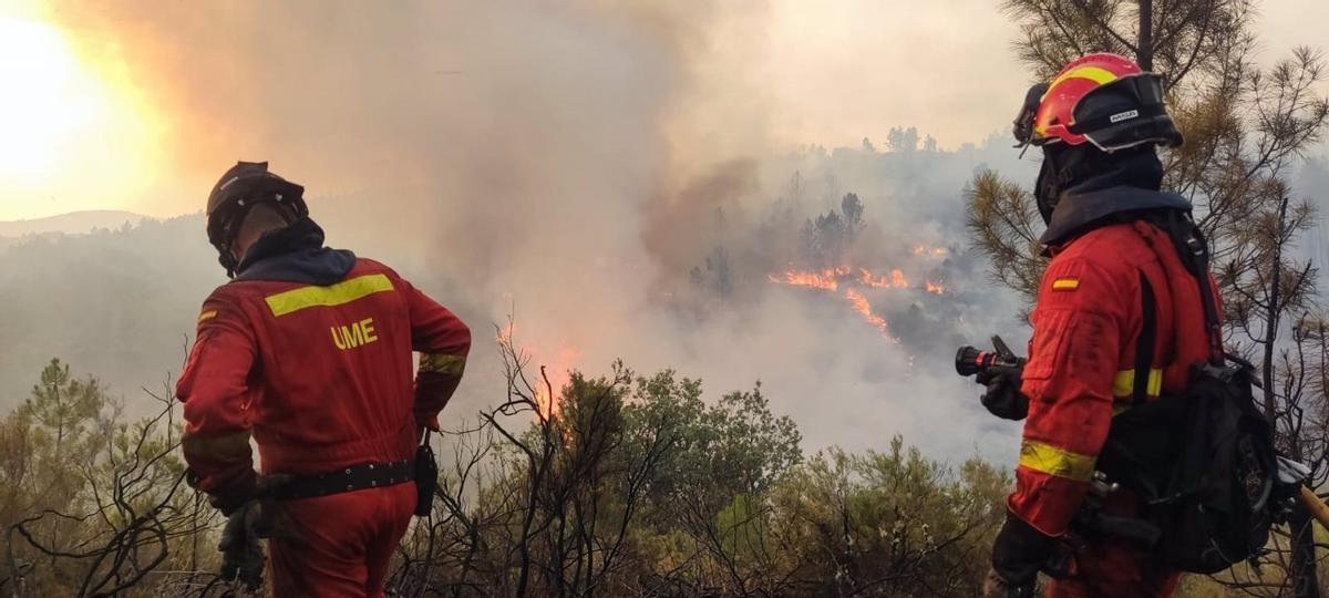 Efectivos de la UME trabajan en el incendio forestal de Villanueva de Viver (Castellón).