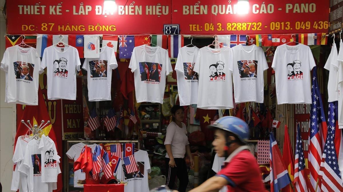 Una tienda para turistas en Hanoi vende camisetas de la cumbre entre Donald Trump y Kim Jong-un.