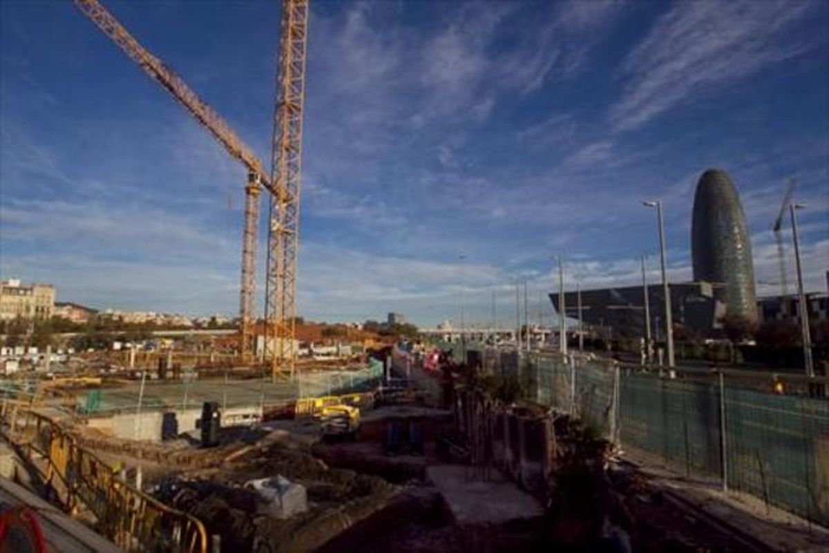 Obras de remodelación de la plaza de las Glòries, en agosto del 2014. Obras de remodelación de la plaza de las Glòries, en agosto del 2014.
