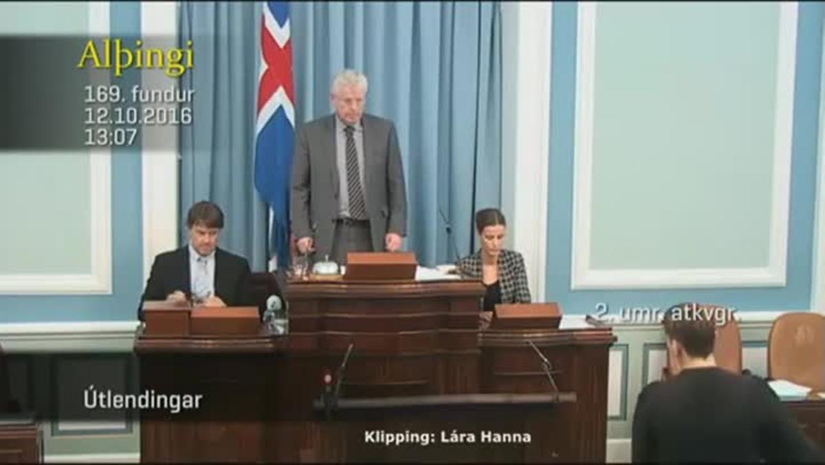 Sesión en la que la diputada islandesa sorprende a sus colegas amamantando a su bebé en la tribuna de oradores.