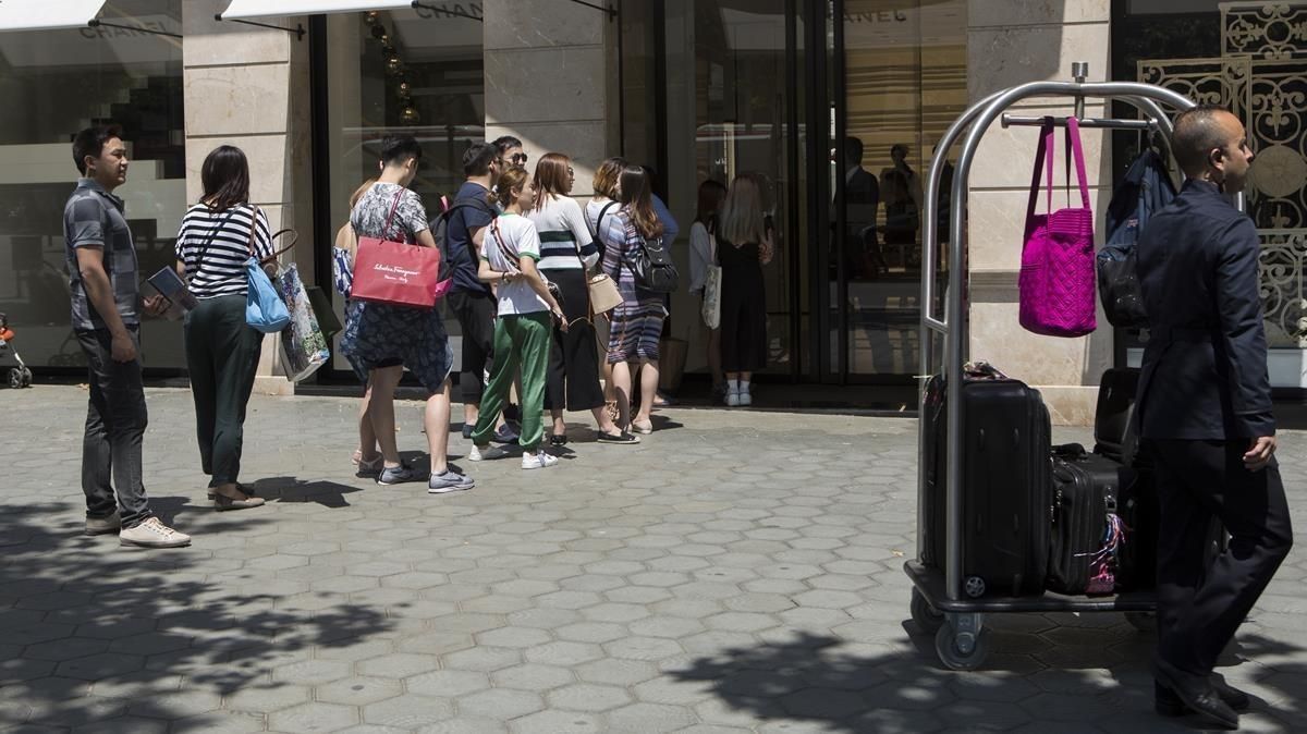 Turistas de compras en el paseo de Gràcia, el pasado verano. Turistas de compras en el paseo de Gràcia, el pasado verano.