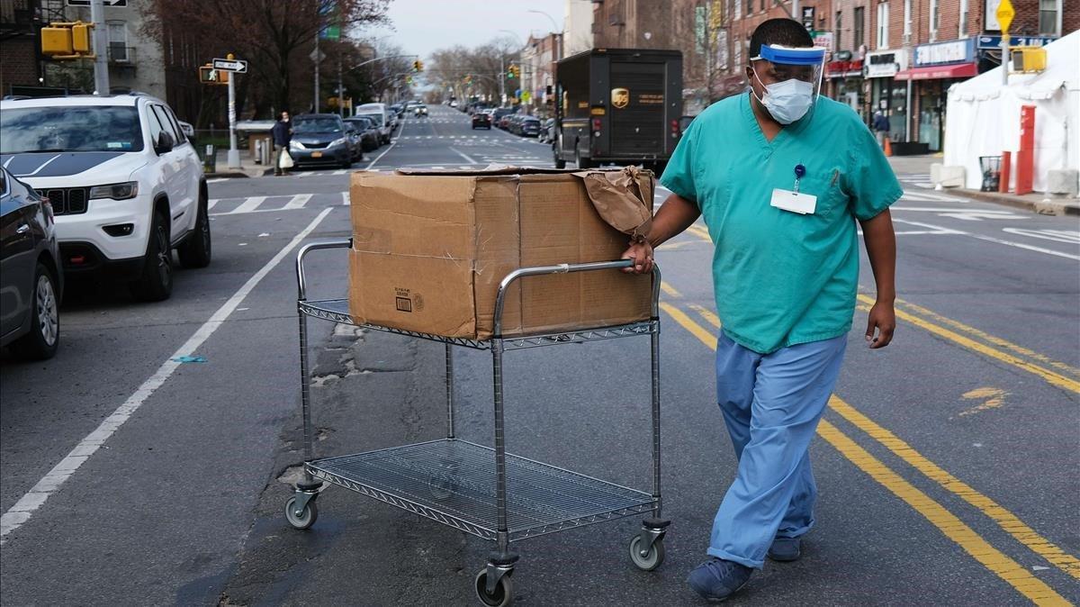 Un trabajador del sistema sanitario camina por una calle junto al Maimonides Medical Center, en Brooklyn, Nueva York.